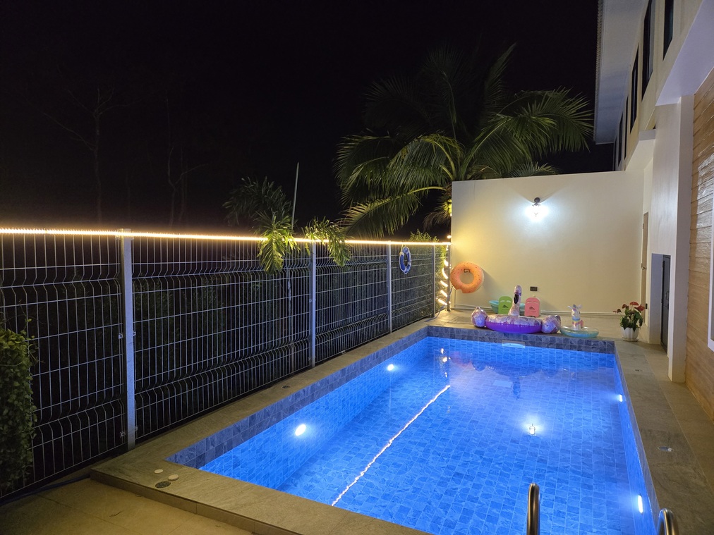 Basen nocą willa 2 1012